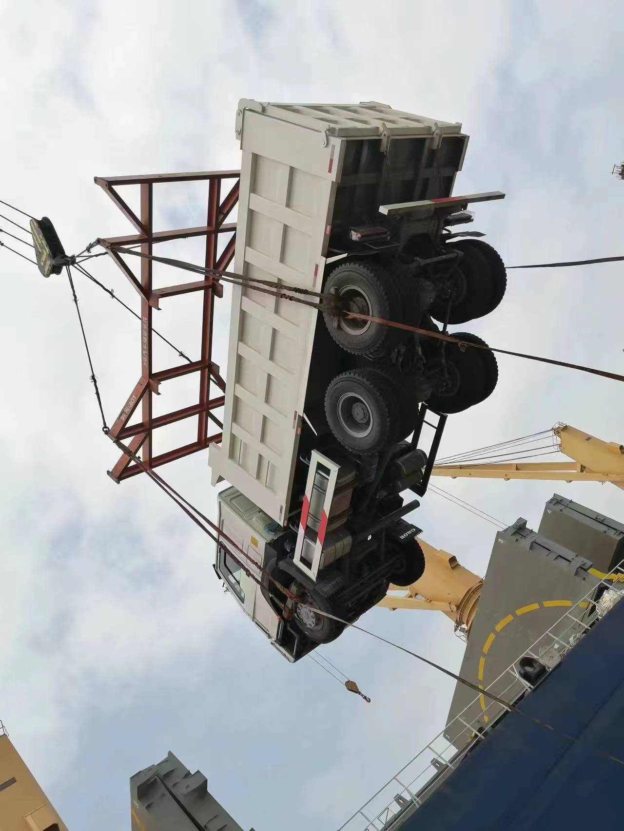 SINOTRUK HOWO 6*4 KAUPPAKUORMAT OVAT VALMIS LÄHETETÄÄN