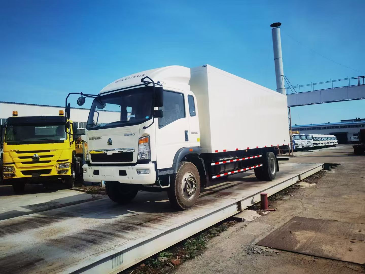 Sinotruk Howo 4x2 vanbox -rahtikuorma -auto
